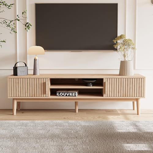 KeepGoon Mueble de TV 150 x 40 x 48 cm, mueble de TV bajo, patas de madera maciza, armario de salón con 2 puertas con patrón vertical, 2 estantes de almacenamiento, color madera, para sala de estar