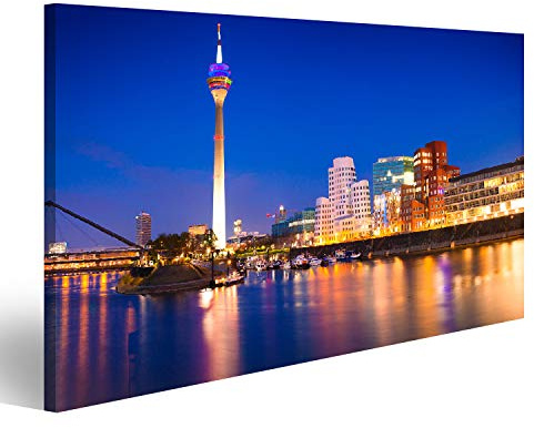 Bild Bilder auf Leinwand Bunte Nachtszene des Rheins bei Nacht in Düsseldorf. Rheinturm im weichen Nachtlicht, Nordrhein-Westfalen, Deutschland, Europa. Wandbild, Poster, Leinwandbild QGX
