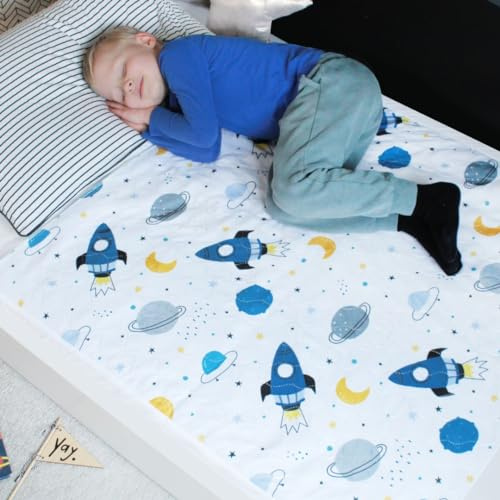Hygge Sheets® Bettunterlage wasserdicht für Kinder | passend für Baby- & Kinderbett bis 90 cm Breite | Atmungsaktive, waschbare Matratzenauflage bei Inkontinenz | 2er-Pack Weltraum