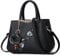 VARLIVOO Damen Handtasche Schultertasche Blumenmuster Frauen Umhängetasche Pom Pom Dekoration Shopper Taschen Damen Crossbody Bag Wasserdicht PU Schwarze C+ Pompon-Dekoration