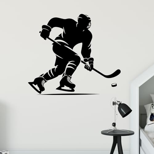 GRAZDesign Wandtattoo Eishockey Spieler mit Puck für Kinderzimmer, Sporthalle, Wohnzimmer - Wandaufkleber selbstklebend - 57x50cm / schwarz