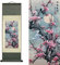 Rollbild aus Seidenrolle Asiatisch Wand Dekoration Blumen - Pflaume - Rote Pflaume Primel Primula Rubra-Berg Schön Chinesische Kunstwandrolle Hängende Bildrolle Orientalisches Dekor(92 x 30 cm)