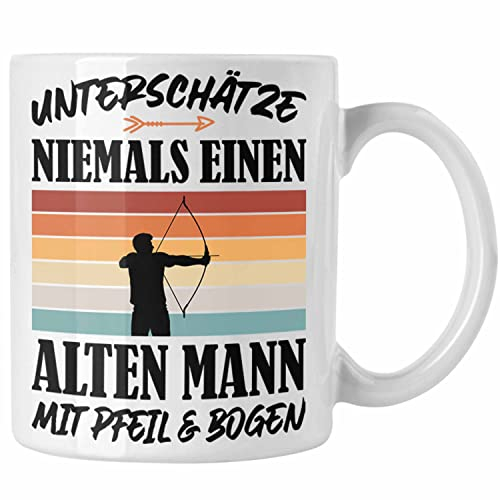 Trendation - Bogenschießen Geschenk Erwachsene Tasse Unterschätze Niemals Einen Alten Mann mit Pfeil und Bogen Männer Bogensport Archery (Weiß)