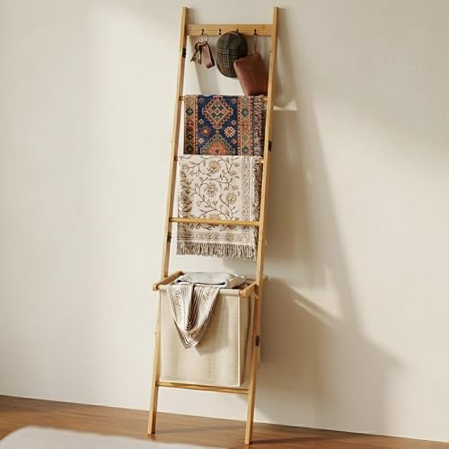 BAMBANG Deckenleiter mit Korb, 5-stufige Decken- und Steppdeckenhalterung Leiter Handtuchhalter mit 4 Haken für Wohnzimmer, dekorative Regalleiter mit Aufbewahrungshamper, Bambus Natur