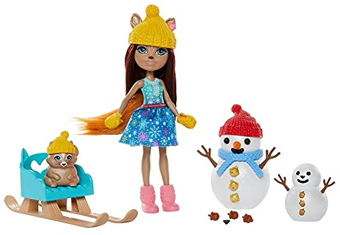 Enchantimals GNP16 - Schneemann Deko-Spaß, Sharlotte Squirrel Puppe (15,24 cm), Tierfigur Walnut, 2 Schneemannfiguren mit abnehmbarem Stock, Knöpfen, Karottennase für Bauspaß, Geschenk ab 3 Jahren
