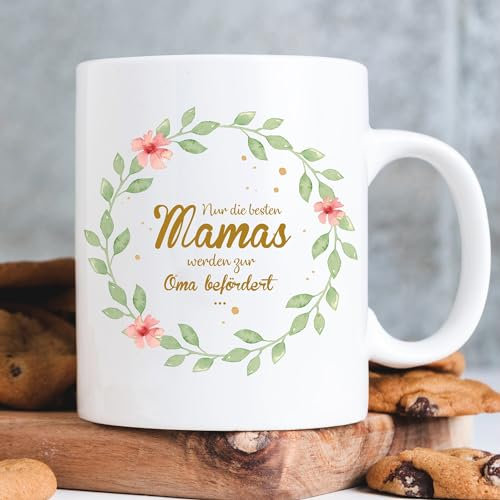 Wandtattoo-Loft Mutter Geschenk Tasse, Keramiktasse mit Blumenkranz & Schriftzug Nur die besten Mamas werden zur Oma befördert, 300 ml, matt – spülmaschinenfest, Kaffeetasse für Mama, Mama Tasse