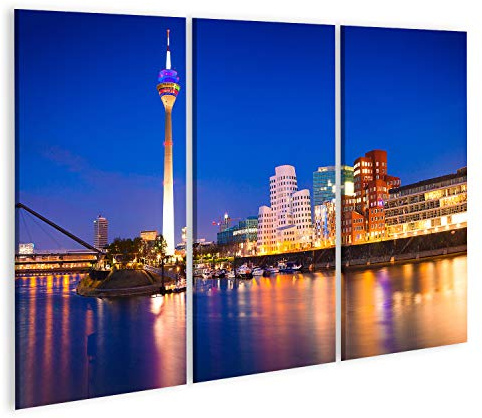Bild Bilder auf Leinwand Bunte Nachtszene des Rheins bei Nacht in Düsseldorf. Rheinturm im weichen Nachtlicht, Nordrhein-Westfalen, Deutschland, Europa. Wandbild, Poster, Leinwandbild QGX