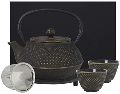 teeblume | gusseiserne Teekanne Arare Set | Gusseisen-Teekanne mit Sieb | inkl. Untersetzer, 2 farblich zur Kanne passenden Bechern & Geschenke-Box | innen komplett emailliert | Gold | 900ml