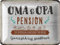 LANOLU Retro Blechschild OMA UND OPA PENSION - lustiges Türschild als Geschenk - Metallschild mit Sprüchen - für Großeltern die Ihre Enkelkinder lieben - in Holzschild Optik, 15x20 cm