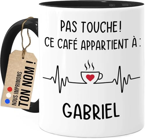 Cupdarling® Mug Collègue Personnalisé avec Nom - Pas Touche ! - Mug Tasse Humour - Cadeau Collègue de Travail Homme et Femme Bureau - 330ml en Céramique Noir