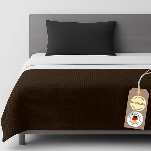 chambry Tagesdecke 140x200 cm - 100 % Baumwolle Waffelstruktur - weiche & atmungsaktive Baumwolldecke - Zeitlose & waschbare Kuscheldecke, Möbelüberwurf, Couchüberwurf oder Bettüberwurf - Braun