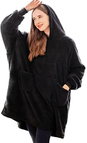 Aisbo Hoodie Decke mit Ärmeln und Kapuze- Kuschelpullover Tragbare Decke zum Anziehen als Geschenke für Herren Männer Frauen Damen, Warm Deckenpullover Erwachsene Flauschig Ärmeldecke Schwarz 95x85cm
