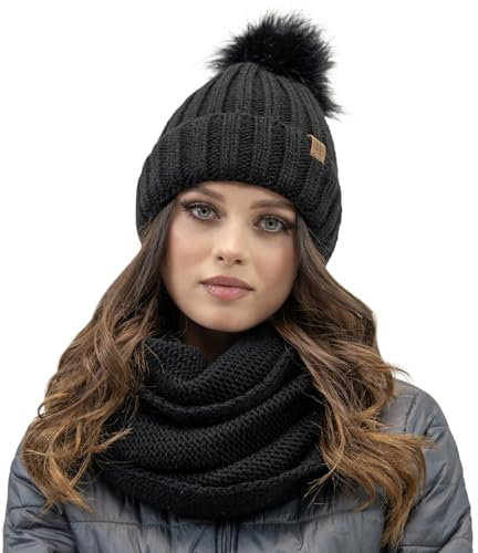 VIVISENCE Trendiges Damen-Set Mütze Mit Kunstpelz-Bommel Und Loop-Schal Aus Warmem Garn Antistatisches Fleece-Innenfutte, Perfekte Passform Mit Logo Aus Öko-Leder Ideal Für, Schwarz,Einheitsgröße