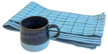 Set 3-teilig - Keramik-Tasse & 2 Geschirrtücher, Tasse für Kaffee, Tee, Kakao, Cappuccino Kaffeebecher aus Steingut - 390 ml, Geschirrtuch aus 100% Baumwolle, 50 x 70 cm. Farbe: Blau.