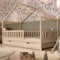 Crazy Pine Hausbett mit Schubladen 90x200 cm – Kinderbett aus Naturholz mit Rausfallschutz – Montessori Bodenbett mit zusätzlichen Stauraum und und Abnehmbarer Barriere - Crazy House