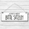 Bitte im Sitzen pinkeln - Schild Dekoschild Türschild Wandschild Holz 10x30cm - Holzschild Holzdruck Holzbild Tür Deko Schild
