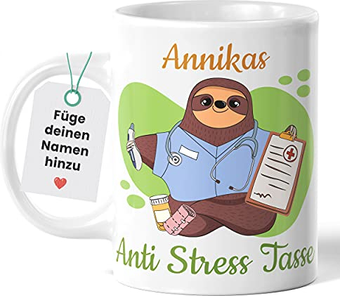 Art Shipper® Niedliche Krankenschwester Altenpflegerin Kaffeetasse mit Faultier Motiv | Anti Stress Tasse für Pflegerin | personalisiertes und persönliches Geschenk, Keramiktasse 330 ml