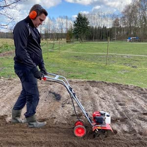 HECHT Benzin Gartenhacke Effektive Bodenbearbeitung mit 25 cm Arbeitsbreite – 2-Takt Motor – 16 Harte Messer – Motorhacke – Bodenfräse – Bodenhacke – Kultivator – zum Garten umgraben und lockern