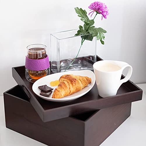Frühstücksset im Bett: Vase aus Glas, 2 Teller aus weißem Porzellan, 24 cm, Kaffeetasse, Glasbecher, Tablett und Holzkiste | Spezieller Muttertag + Blume
