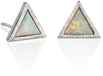 Namana Triangle Opal Ohrstecker, zierliche Ohrringe mit synthetischen Opalen, gebürstetes Finish, geometrischer Ohrschmuck für Damen, 14 Karat vergoldet oder Silberfarben (Versilbert, Opal)