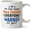 Mugffins Tazza in ceramica per ISTRUTTRICE DI YOGA 11 oz / 350 ml - In inglese - Everyone warned you about - Idea regalo per compleanno, anniversario, natale, laurea