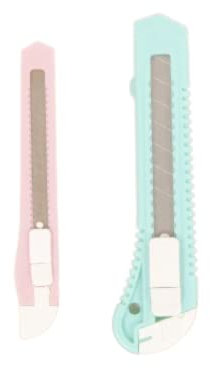 Craftelier - Pack de 2 Cutters Rosa y Turquesa con Mango de Plástico Antideslizante y Sistema de Bloqueo Manual de Cuchilla | Tamaño Aprox. Cutter Rosa 15 x 1,5 cm y Cutter Turquesa 15 x 2,5 cm