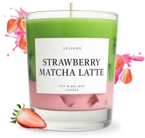 Velvano Duftkerze Strawberry Matcha Latte – Handgegossen aus Sojawachs & Gelwachs – Erdbeer-Matcha-Duft – Designkerze im Getränkelook – vegane Geschenkidee & Dekotrend