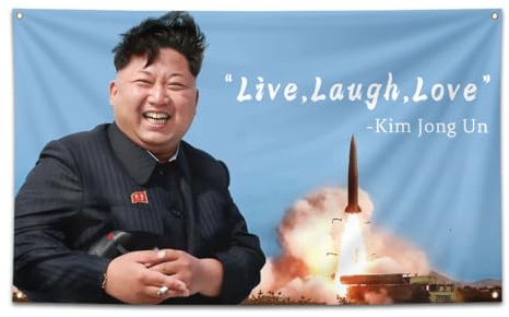 INTCHE Kim Jong Un Live Love Laugh Flagge, 90 x 150 cm, lustiges Poster, langlebige Herren-Höhlenwandflagge mit Messingöse, geeignet für Universitätsschlafsaal, Dekoration, Outdoor, Party