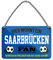 Hier wohnt ein Saarbrücken Fan Blechschild - Metallschild mit Kordel und Saugnapf - Fussball Fans Ultras Anhänger Begeisterte - Wanddeko Türdeko Man Cave Jugendzimmer Werkstatt Wohnzimmer - 18x12cm