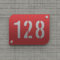 DECOHO - Plaque numéro de Rue/Maison Rouge Design avec Fond Personnalisable - Modèle Urban - Argent Brillant