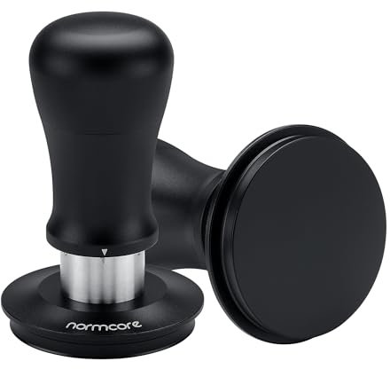 Normcore V5 Kaffeestampfer 58 mm, Espresso Tamper, Federbelasteter Tamper mit 6-stufiger Druckeinstellung, Base Flat aus Edelstahl mit Titan-Beschichtung, Aluminiumgriff, Silikonständer