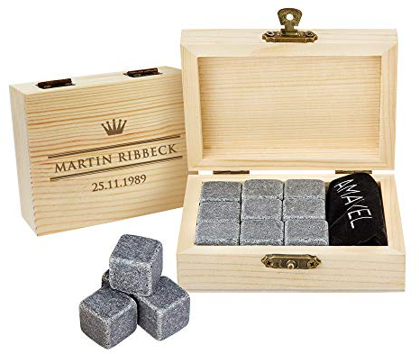 AMAVEL - Whiskysteine in edler Holzbox Royal – elegante Gravur mit kleiner Krone – Personalisiert mit [Namen] und [Datum] – 9 geschmacksneutrale, wiederverwendbare Kühlsteine für Whisky
