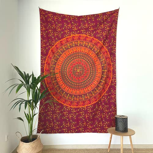 MOMOMUS Wandteppich Mandala 135 x 210 cm, Orange | Wandbehang für mittlere Wände: einseitig bedrucktes Mandala mit leichtem Fall; mit Nägeln oder Haken aufzuhängen