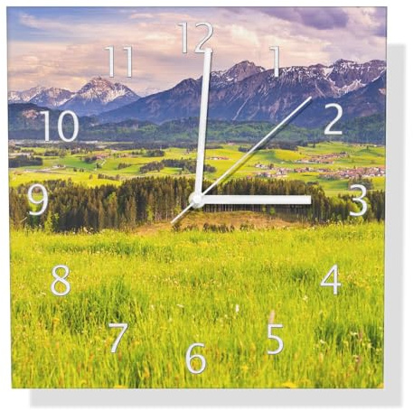 Wallario Design Wanduhr Weite Wiesen vor Bergen aus Aluverbund, Alu-Uhr Größe 30 x 30 cm, weiße Zeiger mit Metalloptik