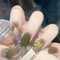 Ceboic 24 Stück Viereckig Kurz Press on Nails, French Grün Kamelie Künstliche Nägel, Kunstnägel Nägel Zum Aufkleben mit Glitzer Perle, Square Fingernägel Fake Nails Kurz für Frauen