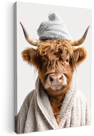 MuchoWow© Bild auf Leinwand 40x60 cm Bilder Badezimmer WC Toilette Wand Deko Wohnzimmer Modern Wanddeko Bilderwand Geschenk Highlander - Bademantel - Kuh - Badezimmer - Tiere