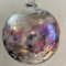 Kugel zum hängen Bunte Glaskugel Ornament Violet lila irisierend Metalleffekt Fensterdekoration mundgeblasenes Kristallglas Durchmesser ca. 10 cm Oberstdorfer Glashütte