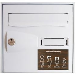 Plaque de maison Family personnalisée avec 4 membres pour boite aux lettres - Format 12x8 cm - Effet bois foncé