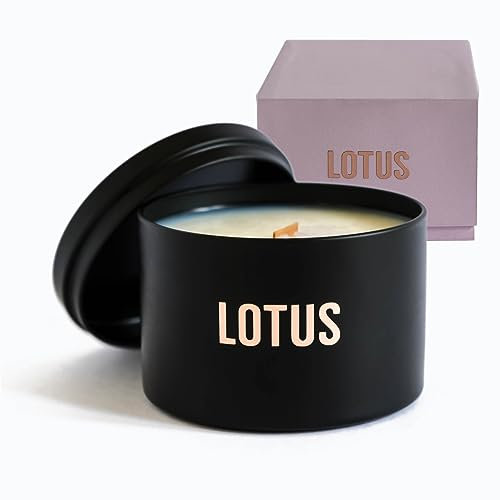 LOTUS | Duftkerze aus Sojawachs (200g). Vegane Kerze mit Holzdocht in Dosen – Handgefertigte Sojawachs Kerze mit verführerischem Duft (Peony)