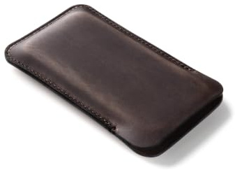 Crazy Horse Craft Handyhülle für iPhone 16, 16 Pro, 16e, Hülle aus Leder | Zwei Größen: nacktes Handy oder eines in dünnem Cover; Handytasche aus pflanzlich gegerbtem Rindsleder mit warmer Patina