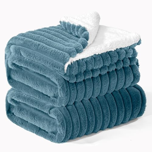 BEDELITE Kuscheldecke Flauschig Decke Extra Groß - Dicke Sherpa Decken Blau 230x270 für Bett, warme Cord Kuscheldecken Hellblau weiche Fleecedecke Wohndecke als Tagesdecke für Schlafzimmer