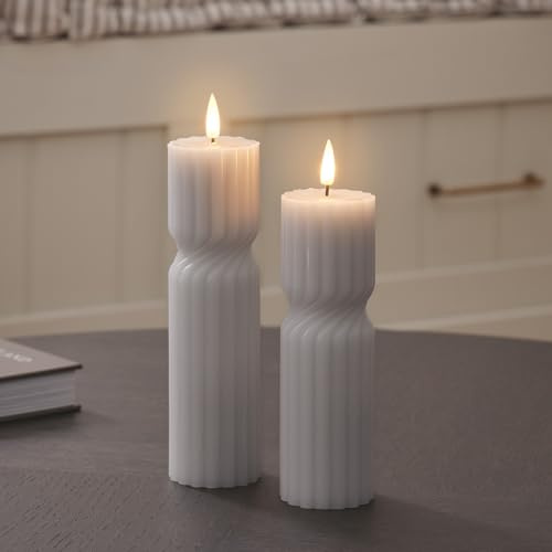 Lights4fun 2er-Set TruGlow® Graue gedrehte Stabkerzen aus Echtwachs | Warmweiße flackernde LEDs | mit Fernbedienung & 6h-Timer | Batteriebetrieben | Deko Frühjahr Tisch & Wohnbereich | Höhe 17,50 cm