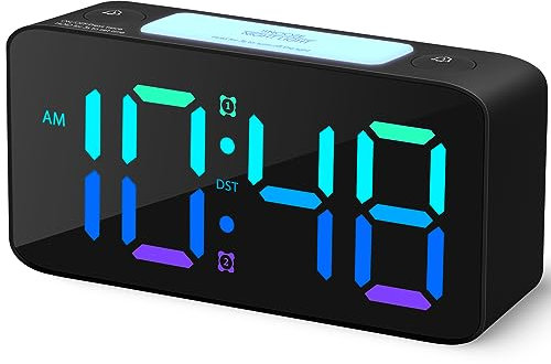 Cadmos Reloj despertador súper fuerte para adultos que duermen mucho, reloj digital con luz nocturna de 7 colores, volumen ajustable, cargador USB, relojes pequeños para dormitorio, mesita de noche,