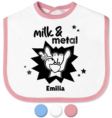 True Statements Lustiges Baby-Lätzchen „Milk & Metal“ personalisiert mit Namen für Mädchen & Jungen - mit Klettverschluss – Spucktuch Latz Kinderlätzchen – witzige Baby-Geschenke Taufgeschenke