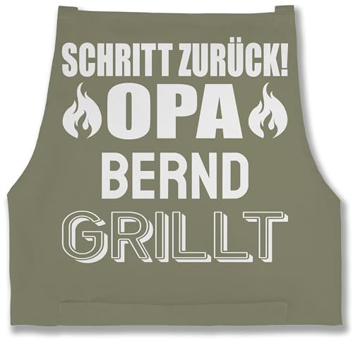 Schürze - Grillschürze Herren Männer - Opa grillt mit Namen Schritt zurück Opi Geschenk - 85x69 - Sage Grün - geschenke grillen personalisierte schürzen grillzubehör grill grill-schürze zum