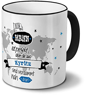 printplanet Tasse mit Namen Kyritz - Motiv Kein Mann ist Perfekt, Aber... - Namenstasse, Kaffeebecher, Mug, Becher, Kaffeetasse - Farbe Schwarz