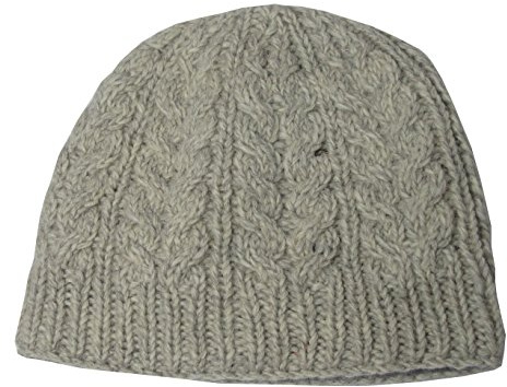 Irische Wollmütze mit Aran Strickmustern. Hellbeige.
