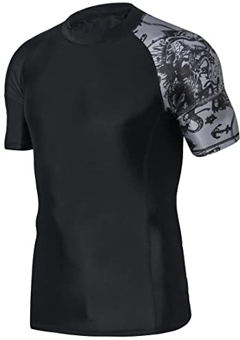 HUGE SPORTS Rashguard Homme Manches Courtes Maillot de Bain T-Shirt Surf Natation Plongée Plage (Piracy,M)
