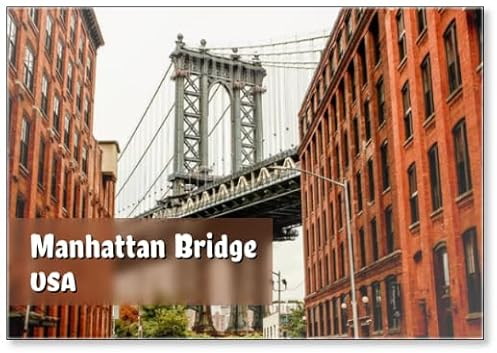 Kühlschrankmagnet Manhattan Bridge aus Washington St Alley umgeben von zwei Ziegelgebäuden an einem wolkigen und regnerischen Tag, Brooklyn Dumbo, New York, USA