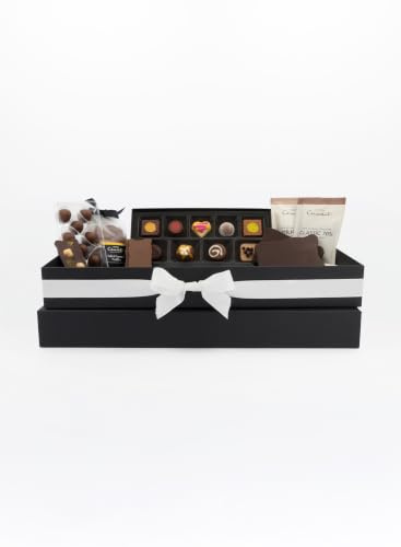 Hotel Chocolat The Large Chocolate Hamper 578g - Assortment of Milk, Dark and White Chocolates - Luxury Ribbon-Tied Gift Hamper